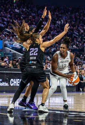 WNBA, Basketball Damen, USA 2026 : Las Vegas Vs Golden State MAY 31 May 31 2026 Las Vegas guard Chelsea Gray (12)looks to pass the ball during the WNBA game between Las Vegas Aces and the Golden State Valkyries. Thurman James CSM (Credit Image: Â Thurman James Cal Media) San Francisco Ca USA EDITORIAL USE ONLY Copyright: xx ZUMA-20260531_zma_c04_262.jpg ThurmanxJamesx csmphotothree492494