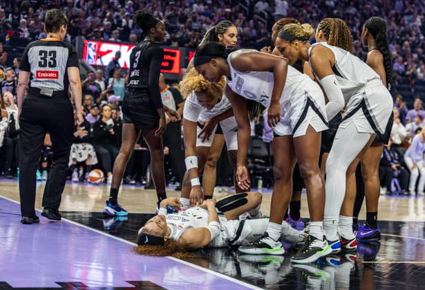 WNBA, Basketball Damen, USA 2026 : Las Vegas Vs Golden State MAY 31 May 31 2026 Las Vegas guard Chennedy Carter (23) lays on the court after she was foul by Golden State forward Laeticia Amihere (3)during the WNBA game between Las Vegas Aces and the Golden State Valkyries. Thurman James CSM (Credit Image: Â Thurman James Cal Media) San Francisco Ca USA EDITORIAL USE ONLY Copyright: xx ZUMA-20260531_zma_c04_269.jpg ThurmanxJamesx csmphotothree492502