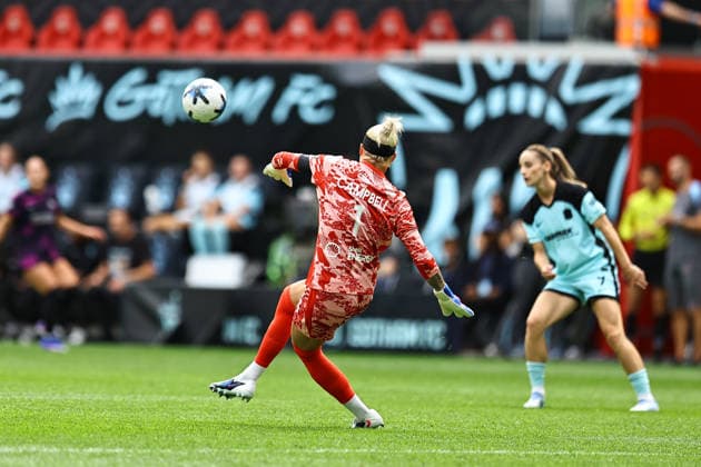 NWSL: Gotham FC Vs. Houston Dash Houston Dash goalkeeper Jane Campbell 1 during the National Women s Soccer League match against Gotham FC at Sports Illustrated Stadium in Harrison, New Jersey, on May 31, 2026. Harrison N.J. United States  Copyright: xGordonxDonovanx originalFilename:donovan-nwslgoth260531_npa2b.jpg