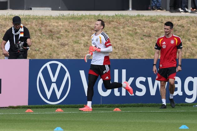 FRANKFURT AM MAIN, DEUTSCHLAND – 01. Juni 2026 Die deutsche Nationalmannschaft verabschiedet sich beim offiziellen Abschiedsevent am DFB-Campus vor der Abreise zur FIFA Fußball-Weltmeisterschaft 2026 in den USA v.l., goalkeeper Manuel Neuer (Germany) warm-Up Frankfurt am Main DFB Campus Deutschland Copyright: xJoaquimxFerreirax