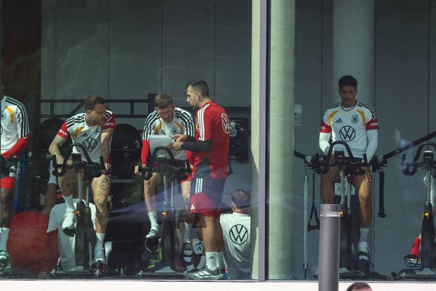 FRANKFURT AM MAIN, DEUTSCHLAND – 01. Juni 2026 Die deutsche Nationalmannschaft verabschiedet sich beim offiziellen Abschiedsevent am DFB-Campus vor der Abreise zur FIFA Fußball-Weltmeisterschaft 2026 in den USA v.l., warm-Up DFB Team, rechts Nadiem Amiri (Germany) Frankfurt am Main DFB Campus Deutschland Copyright: xJoaquimxFerreirax