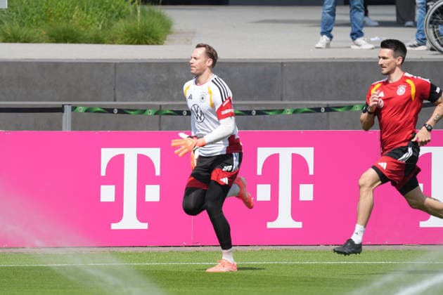 Goalkeeper Manuel Neuer Germany Germany sprints Frankfurt 01 06 2026 German national team bids farewell to Germany with public training session