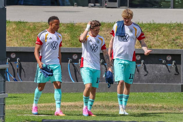 FRANKFURT AM MAIN, DEUTSCHLAND – 01. Juni 2026 Die deutsche Nationalmannschaft verabschiedet sich beim offiziellen Abschiedsevent am DFB-Campus vor der Abreise zur FIFA Fußball-Weltmeisterschaft 2026 in den USA v.l., die Mannschaft läuft ein Jamie Leweling (Germany), Angelo Stiller (Germany), Nick Woltemade (Germany) Frankfurt am Main DFB Campus Deutschland Copyright: xJoaquimxFerreirax