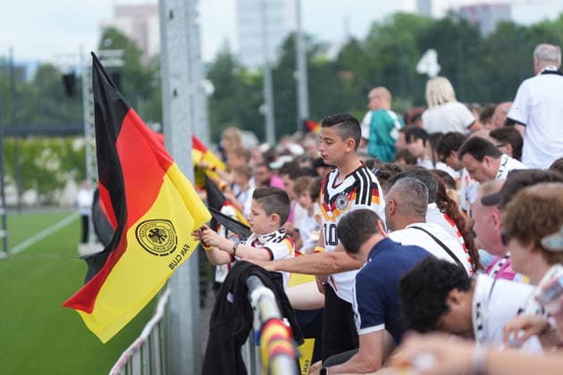 German fans wait for the team Frankfurt 01 06 2026 German national team bids farewell to Germany with public training session
