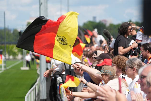 German fans cheer on the team Frankfurt 01 06 2026 German national team bids farewell to Germany with public training session