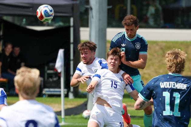 FRANKFURT AM MAIN, DEUTSCHLAND – 01. Juni 2026 Die deutsche Nationalmannschaft verabschiedet sich beim offiziellen Abschiedsevent am DFB-Campus vor der Abreise zur FIFA Fußball-Weltmeisterschaft 2026 in den USA v.l., Niilo Maeenpaeae (Finnland), Leon Goretzka (Germany) Kopfballduell Frankfurt am Main DFB Campus Deutschland Copyright: xJoaquimxFerreirax