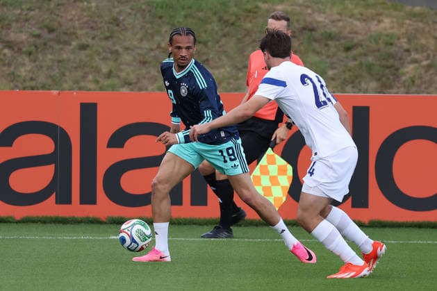 FRANKFURT AM MAIN, DEUTSCHLAND – 01. Juni 2026 Die deutsche Nationalmannschaft verabschiedet sich beim offiziellen Abschiedsevent am DFB-Campus vor der Abreise zur FIFA Fußball-Weltmeisterschaft 2026 in den USA v.l., Leroy Sane (Germany), Jaakko Oksanen (Finnland) battles for the Ball Frankfurt am Main DFB Campus Deutschland Copyright: xJoaquimxFerreirax