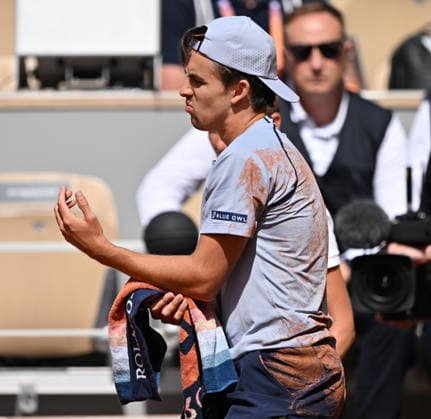 2026 French Open, Roland-Garros - Day 9 PARIS, FRANCE - JUNE 1: Zachary Svajda of the United States reacts after falls during the match against Flavio Cobolli (not seen) of Italy during their men s fourth-round on Day Nine of the 2026 French Open tennis tournament at the Roland-Garros Complex in Paris on June 1, 2026. Mustafa Yalcin Anadolu Paris France. Editorial use only. Please get in touch for any other usage.  Copyright: x2026xAnadoluxMustafaxYalcinx