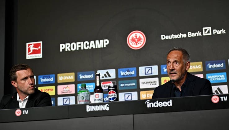 01 06 2026, xfux, Fussball 1 Bundesliga, Eintracht Frankfurt Press conference for the presentation of Adolf Adi Hütter Huetter as new head coach v l Sport Vorstand Markus Kroesche Krösche Director of Sports Eintracht Frankfurt , Trainer Adolf Adi Hütter Huetter Eintracht Frankfurt zautz DFL DFB REGULATIONS PROHIBIT ANY USE OF PHOTOGRAPHS as IMAGE SEQUENCES and or QUASI VIDEO Frankfurt am Main