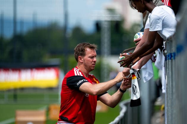 GER, Deutschland vs Finnland, Abschiedsevent und Trainingsspiel, WM Vorbereitung 2026 01.06.2026, DFB Campus, Frankfurt am Main, GER, Deutschland vs Finnland, Abschiedsevent und Trainingsspiel, WM Vorbereitung 2026, im Bild Julian Nagelsmann (Deutschland, Bundestrainer) schreibt Autogramme für die Fans Zuschauer auf der Tribüne, *** GER, Germany vs. Finland, farewell event and training match, World Cup preparation 2026 01 06 2026, DFB Campus, Frankfurt am Main, GER, Germany vs. Finland, farewell event and training match, World Cup preparation 2026, in the picture Julian Nagelsmann Germany, national coach signs autographs for the fans in the stands, nordphotoxGmbHx xMemmler nph00005