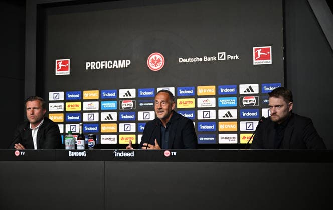 01 06 2026, xjhx, Soccer 1 Bundesliga, Eintracht Frankfurt Press Conference Head Coach Adi Hütter f l Sports Director Markus Kroesche Krösche Director of Sports Eintracht Frankfurt , Coach Adolf Adi Hütter Eintracht Frankfurt , Jan Strasheim Head of Media and Communication Eintracht Frankfurt Frankfurt am Main