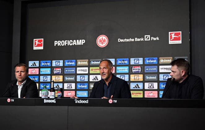 01 06 2026, xjhx, Soccer 1 Bundesliga, Eintracht Frankfurt Press Conference Head Coach Adi Hütter f l Sports Director Markus Kroesche Krösche Director of Sports Eintracht Frankfurt , Coach Adolf Adi Hütter Eintracht Frankfurt , Jan Strasheim Head of Media and Communication Eintracht Frankfurt Frankfurt am Main