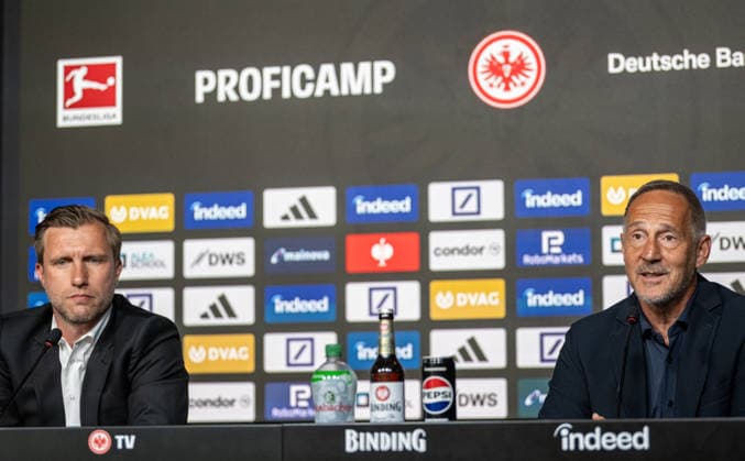 01 06 2026, xfux, Fussball 1 Bundesliga, Eintracht Frankfurt Press conference for the presentation of Adolf Adi Hütter Huetter as new head coach v l Sport Vorstand Markus Kroesche Krösche Director of Sports Eintracht Frankfurt , Trainer Adolf Adi Hütter Huetter Eintracht Frankfurt zautz DFL DFB REGULATIONS PROHIBIT ANY USE OF PHOTOGRAPHS as IMAGE SEQUENCES and or QUASI VIDEO Frankfurt am Main