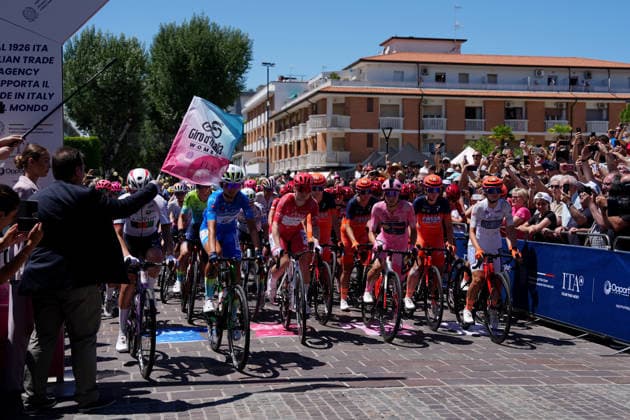 The start of the race during Stage 3 of the Giro d™Italia Women, from Bibione to Buja, Italy, Monday, June 1, 2026  Copyright: xDavidexSpada LaPressex