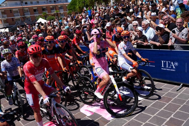 The start of the race during Stage 3 of the Giro d™Italia Women, from Bibione to Buja, Italy, Monday, June 1, 2026  Copyright: xDavidexSpada LaPressex