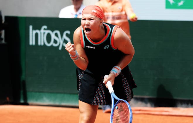 TENNIS - French Open 2026 PARIS,FRANCE,01.JUN.26 - TENNIS - WTA, Tennis Damen Tour, French Open, Roland Garros, Grand Slam. Image shows the rejoicing of Diana Shnaider (RUS).  GEPAxpictures xMatthiasxHauer