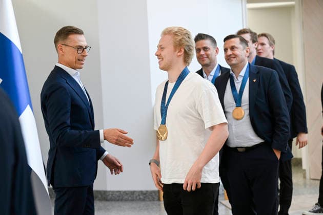 LKS 20260601 Finnish President Alexander Stubb (L) meets 0-1 goal maker Konsta Helenius and other members of Finland s Ice hockey, Eishockey team in his Mäntyniemi residence in Helsinki, Finland on June 1, 2026. Finland won IIHF Ice Hockey Men s World Championship, WM, Weltmeisterschaft final match between Switzerland and Finland yesterday in Zurich. - MARKKU ULANDER Helsinki Finland xzzEWVdY4FE  Copyright: xMarkkuxUlanderx xzzEWVdY4FE