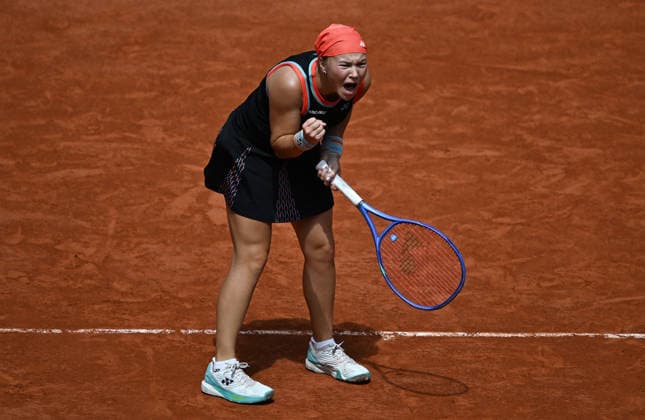 2026 French Open, Roland-Garros - Day 9 PARIS, FRANCE - JUNE 1: Madison Keys of United States in action against Diana Shnaider during their women s fourth-round match on Day Nine of the 2026 French Open tennis tournament at the Roland-Garros Complex in Paris on June 1, 2026. Burak Akbulut Anadolu Paris France. Editorial use only. Please get in touch for any other usage.  Copyright: x2026xAnadoluxBurakxAkbulutx