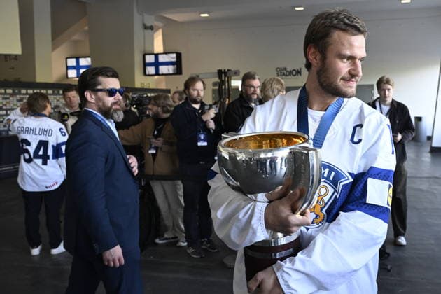 LKS 20260601 Captain of Finland Alexander Barkov with the trophy before meeting Finnish Ice hockey, Eishockey fans wha are gathered to celebrate with Team Finland IIHF Ice Hockey World Champion 2026, in downtown Helsinki, Finland on June 1, 2026. Finland won the IIHF Ice Hockey Men s World Championship, WM, Weltmeisterschaft final match between Switzerland and Finland in Zurich on Sunday. - JUSSI NUKARI Helsinki Finland 65-DBKDoQhs  Copyright: xJussixNukarix 65-DBKDoQhs