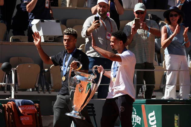 TENNIS : Roland Garros 2026 - 01 06 2026 Les Joueurs du Paris Saint Germain a Roland Garros avec les deux trophÃ es de la Champions League - Ousmane Dembele (PSG) - Desire Doue (PSG) - Warren Zaire-Emery (PSG) - Bradley Barcola (PSG) ParisFrance  Copyright: xMichaelxBaucherx