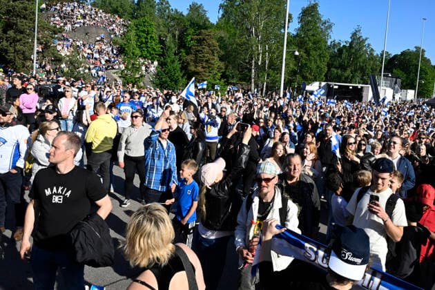 LKS 20260601 Finnish Ice hockey, Eishockey fans gathered to celebrate with Team Finland IIHF Ice Hockey World Champion 2026, in Helsinki, Finland on June 1, 2026. Finland won the IIHF Ice Hockey Men s World Championship, WM, Weltmeisterschaft final match between Switzerland and Finland in Zurich on Sunday. - JUSSI NUKARI Helsinki Finland _plAPm5LiqA  Copyright: xJussixNukarix _plAPm5LiqA