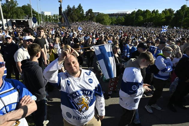 LKS 20260601 Finnish Ice hockey, Eishockey fans gathered to celebrate with Team Finland IIHF Ice Hockey World Champion 2026, in Helsinki, Finland on June 1, 2026. Finland won the IIHF Ice Hockey Men s World Championship, WM, Weltmeisterschaft final match between Switzerland and Finland in Zurich on Sunday. - JUSSI NUKARI Helsinki Finland eHKIUYkLaHo  Copyright: xJussixNukarix eHKIUYkLaHo