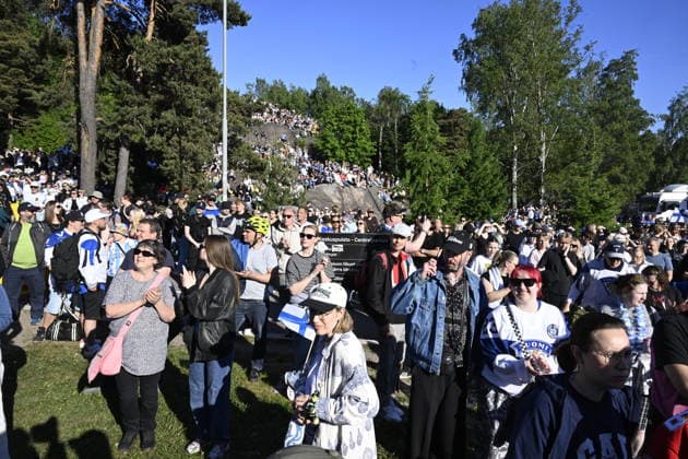 LKS 20260601 Finnish Ice hockey, Eishockey fans gathered to celebrate with Team Finland IIHF Ice Hockey World Champion 2026, in Helsinki, Finland on June 1, 2026. Finland won the IIHF Ice Hockey Men s World Championship, WM, Weltmeisterschaft final match between Switzerland and Finland in Zurich on Sunday. - JUSSI NUKARI Helsinki Finland lDATMZlrrJY  Copyright: xJussixNukarix lDATMZlrrJY