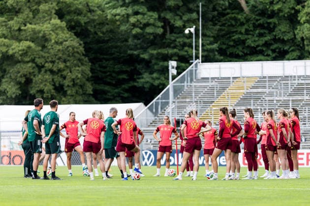 COLOGNE, GERMANY - JUNE 01: Team Circle of the German womens team with Christian Wueck (Wück, Wuck, Head Coach Germany) in the middle during a training session prepare for the UEFA European Qualifiers for the FIFA Women™s World Cup 2027 between Germany vs. Norway at Sportpark Hoehenberg on June 01, 2026 in Mainz, Germany. North Rhine Westphalia Germany Copyright: xSteffiexWunderlx