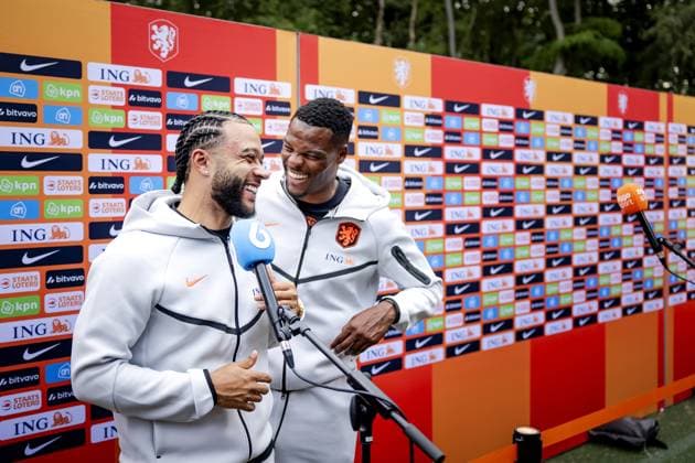 ZEIST - Memphis Depay and Denzel Dumfries of the Dutch national team, Nationalteam during a media moment at the KNVB Campus. ROBIN VAN LONKHUIJSEN ANP xVIxANPxSportx xxANPxIVx 559844281 originalFilename: 559844281.jpg