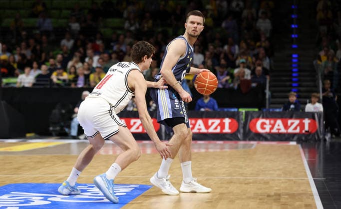 Richard Balint, Martin Hermannsson on the ball duel Match scene Action Sport Basketball BBL Bundesliga Mens Play Off Semi-Final 2 Match Season 2025 2026 01 06 2026 ALBA Berlin vs BMA365 Bamberg Baskets