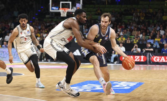 Ejiofor Onu, Malte Delow on the ball duel Match scene Action Sport Basketball BBL Bundesliga Mens Play Off Semi-Final 2 Match Season 2025 2026 01 06 2026 ALBA Berlin vs BMA365 Bamberg Baskets