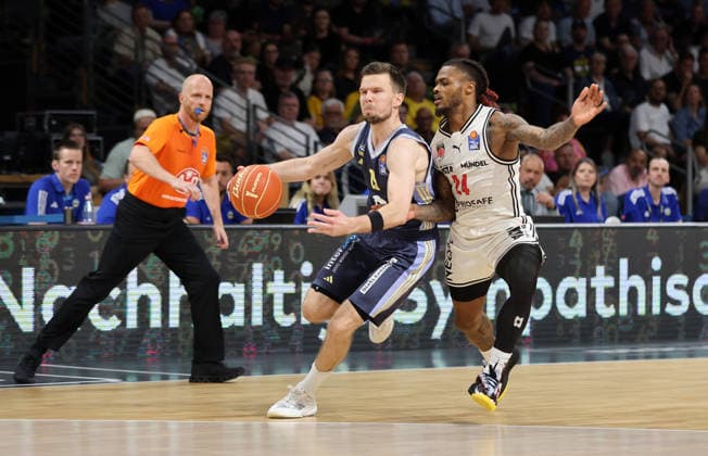 Martin Hermannsson on the ball, Cobe Williams duel Game scene Action Sport Basketball BBL Bundesliga Mens Play Off Semi-Final 2 Game Season 2025 2026 01 06 2026 ALBA Berlin vs BMA365 Bamberg Baskets