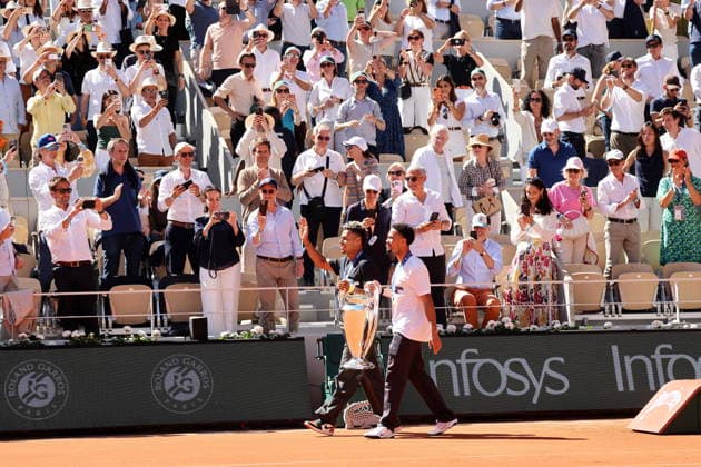 Désiré Doué et Warren Zaire Emery - Le Paris Saint-Germain (PSG) présente ses trophées de Ligue des champions aux Internationaux de de Tennis de Roland Garros 2026, à Paris, France, le 1er juin 2026. Jacovides-Moreau Bestimage Paris Saint-Germain (PSG) presents its Champions League trophies at the 2026 French Open tennis tournament at Roland Garros, Paris, France, on June 1, 2026.  Copyright: xJACOVIDES-MOREAUx xBESTIMAGExJACOVIDES-MOREAUx xBESTIMAGEx