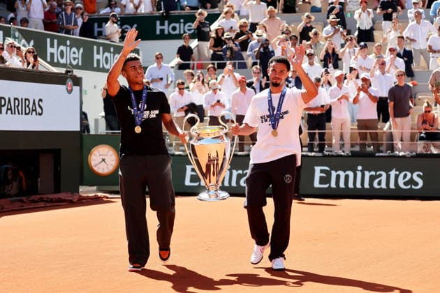 Désiré Doué et Warren Zaire Emery - Le Paris Saint-Germain (PSG) présente ses trophées de Ligue des champions aux Internationaux de de Tennis de Roland Garros 2026, à Paris, France, le 1er juin 2026. Jacovides-Moreau Bestimage Paris Saint-Germain (PSG) presents its Champions League trophies at the 2026 French Open tennis tournament at Roland Garros, Paris, France, on June 1, 2026.  Copyright: xJACOVIDES-MOREAUx xBESTIMAGExJACOVIDES-MOREAUx xBESTIMAGEx
