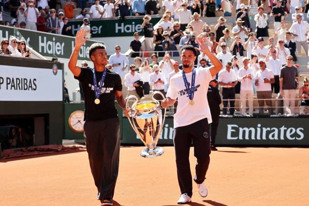 Désiré Doué et Warren Zaire Emery - Le Paris Saint-Germain (PSG) présente ses trophées de Ligue des champions aux Internationaux de de Tennis de Roland Garros 2026, à Paris, France, le 1er juin 2026. Jacovides-Moreau Bestimage Paris Saint-Germain (PSG) presents its Champions League trophies at the 2026 French Open tennis tournament at Roland Garros, Paris, France, on June 1, 2026.  Copyright: xJACOVIDES-MOREAUx xBESTIMAGExJACOVIDES-MOREAUx xBESTIMAGEx
