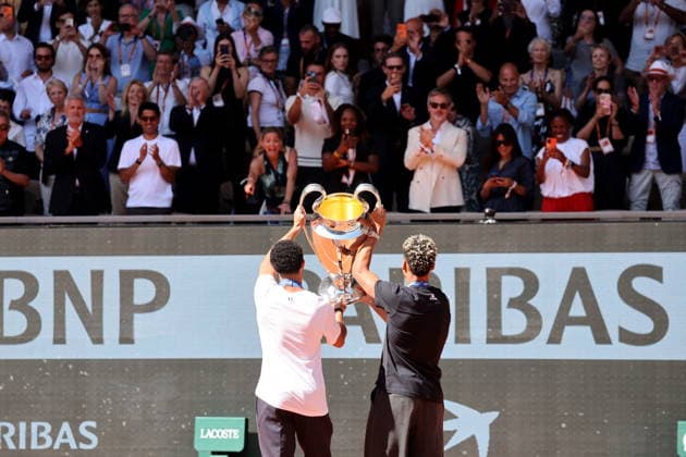 Désiré Doué et Warren Zaire Emery - Le Paris Saint-Germain (PSG) présente ses trophées de Ligue des champions aux Internationaux de de Tennis de Roland Garros 2026, à Paris, France, le 1er juin 2026. Jacovides-Moreau Bestimage Paris Saint-Germain (PSG) presents its Champions League trophies at the 2026 French Open tennis tournament at Roland Garros, Paris, France, on June 1, 2026.  Copyright: xJACOVIDES-MOREAUx xBESTIMAGExJACOVIDES-MOREAUx xBESTIMAGEx