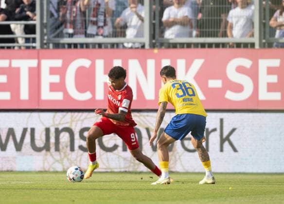 Soccer, men, season 2025 2026, promotion games to 3 Liga second leg , Würzburger Kickers 1 FC Lok Leipzig, f l Jermain Nischalke Würzburger Kickers , Filip Kusic Lok , 01 06 2026, Copyright: xMatthiasxKochx