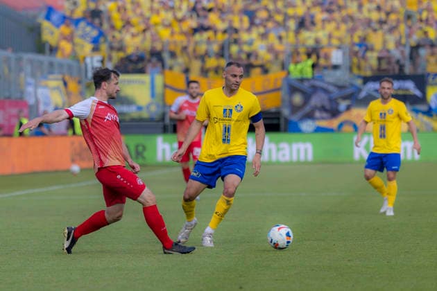 Würzburg, Germany 01 June 2026 Relegation 3 Liga 2025 2026 Second leg FC Würzburger Kickers vs 1 FC Lok Leipzig In the picture from left in duel Peter Kurzweg FWK and Djamal Ziane 1 FC DFL DFB regulations prohibit any use of photographs as image sequences and or quasi video AKON Arena Bayern Copyright: xFotostandx xSchäferx