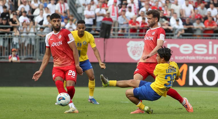 01 06 2026, xfsx, Herren, Fußball, Saison 2025 2026, Aufstiegsspiele zur 3 Liga, Play Offs FC Wuerzburger Kickers 1 FC Lokomtive Leipzig v li Ebrahim Fahrahnak FC Wuerzburger Kickers , Ayodele Adetula 1 FC Lokomotive Leipzig , Daniel Haegele FC Wuerzburger Kickers , Eren oeztuerk 1 FC Lokomotive Leipzig Wuerzburg tectake ARENA Bayern Germany