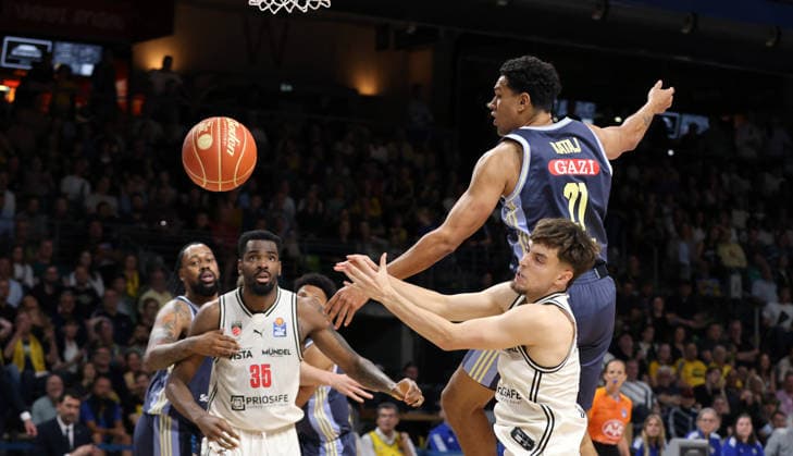 Zachary Ensminger, Michael Rataj duel Match scene Action Sport Basketball BBL Bundesliga Mens Play Off Semi-Final 2 Match Season 2025 2026 01 06 2026 ALBA Berlin vs BMA365 Bamberg Baskets