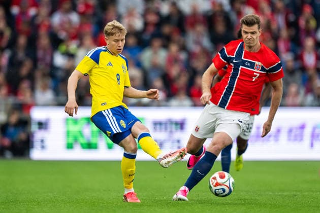 260601 Daniel Svensson of Sweden and Alexander Sorloth of Norway during the international friendly football match between Norway and Sweden on June 1, 2026 in Oslo Photo Joel Marklund BILDBYRAN kod JM JM0820 bbeng fotboll football soccer fotball träningslandskamp privatlandskamp landskamp international friendly norge norway sverige sweden sverige a  Copyright: JOELxMARKLUND BB260601JM034