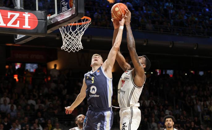 Sam Griesel, Ejiofor Onu duel Match Scene Action Sport Basketball BBL Bundesliga Mens Play Off Semi Final 2 Match Season 2025 2026 01 06 2026 ALBA Berlin vs BMA365 Bamberg Baskets