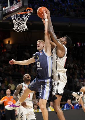 Sam Griesel, Ejiofor Onu duel Match Scene Action Sport Basketball BBL Bundesliga Mens Play Off Semi Final 2 Match Season 2025 2026 01 06 2026 ALBA Berlin vs BMA365 Bamberg Baskets