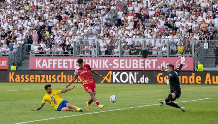 Soccer, Men, Season 2025 2026, Promotion match to 3 Liga second leg , Würzburger Kickers 1 FC Lok Leipzig, f l Filip Kusic Lok Leipzig , Jermain Nischalke Würzburger Kickers scores the goal to 1 0 against goalkeeper Andreas Naumann Lok Leipzig , 01 06 2026, Copyright: xMatthiasxKochx