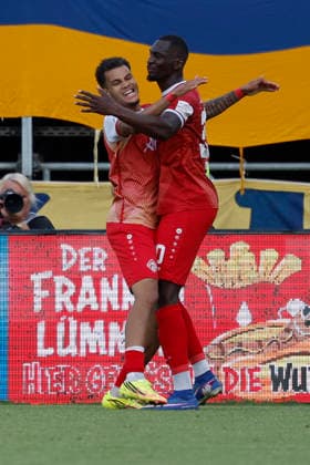 f l n r Goal scorer Jermain Nischalke Würzburger Kickers and assist provider Tarsis Bonga Würzburger Kickers cheering after the goal for 1 0, cheering, cheering, cheering, emotions in the second leg of the promotion match to the 3 Liga between FC Würzburger Kickers and 1 FC Lok Leipzig at the AKON Arena am Dallenberg, Würzburg, Germany, on June 1, 2026 DFB DFL REGULATIONS PROHIBIT ANY USE OF PHOTOGRAPHS AS IMAGE SEQUENCES AND OR QUASI VIDEO, Copyright: HMBxMedia xHeikoxBecker