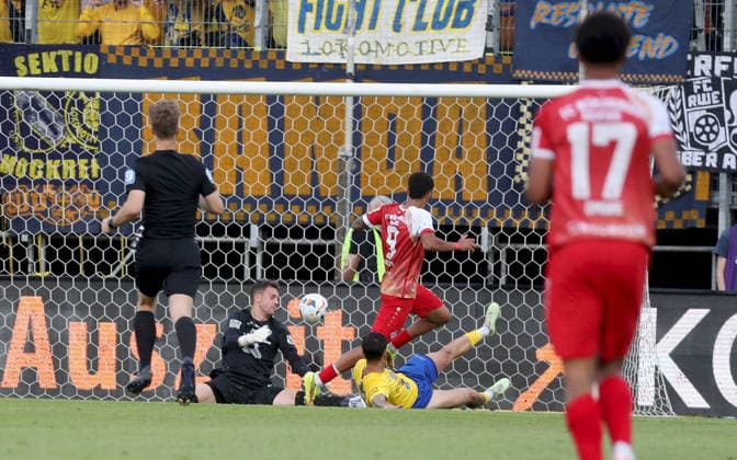 01 06 2026, xfsx, Herren, Fußball, Saison 2025 2026, Aufstiegsspiele zur 3 Liga, Play Offs FC Wuerzburger Kickers 1 FC Lokomtive Leipzig v li Andreas Naumann 1 FC Lokomotive Leipzig , Jermain Nischalke FC Wuerzburger Kickers erzielt das Tor zum 1 0, scores the goal 1 0, Filip Kusic 1 FC Lokomotive Leipzig Wuerzburg tectake ARENA Bayern Deutschland