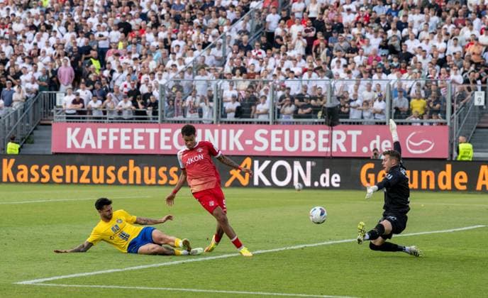Soccer, Men, Season 2025 2026, Promotion match to 3 Liga second leg , Würzburger Kickers 1 FC Lok Leipzig, f l Filip Kusic Lok Leipzig , Jermain Nischalke Würzburger Kickers scores the goal to 1 0 against goalkeeper Andreas Naumann Lok Leipzig , 01 06 2026, Copyright: xMatthiasxKochx