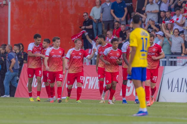 Würzburg, Germany 01 June 2026 Relegation 3 Liga 2025 2026 second leg FC Würzburger Kickers vs 1 FC Lok Leipzig In the picture in the grape goal scorer Jermain Nischalke FWK cheers with his teammates after his goal to 1 0, DFL DFB regulations prohibit any use of photographs as image sequences and or quasi video AKON Arena Bayern Copyright: xFotostandx xSchäferx