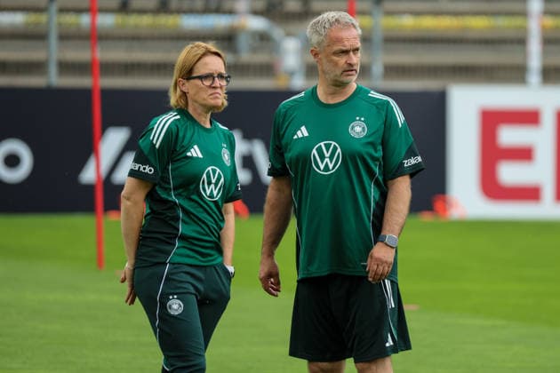 Cologne, Germany 01 06 2026 Training of the DFB women preparation international match Germany vs Norway for World Cup qualification 2027 In the picture from left Co coach Saskia Bartusiak Germany and national coach Christian Wück Wueck Germany Copyright: HMBxMedia MadeleinexFantini