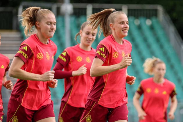 Cologne, Germany 01 06 2026 Training of the DFB women preparation international match Germany vs Norway for World Cup qualification 2027 In the picture from left Janina Minge Germany and Vivien Endemann Germany Copyright: HMBxMedia MadeleinexFantini